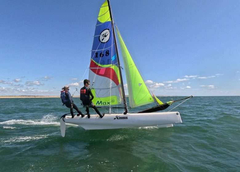 SORTIE „CATAMARAN“ EN FAMILLE AVEC MONITEUR – ECOLE DE VOILE DE LA NORMANDELIÈRE